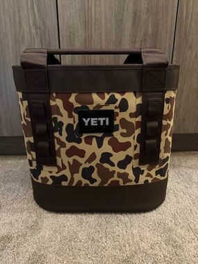 Yeti Wetlands Camo Camino Carryall 20